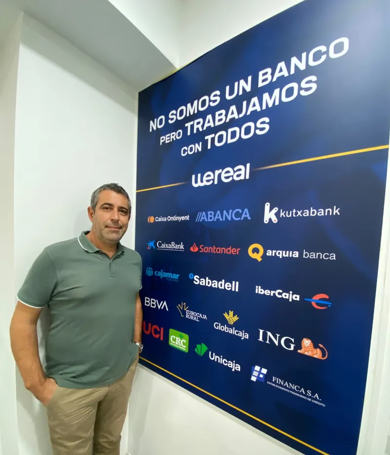 Andrés Broullón junto al panel «No somos un banco pero trabajamos con todos» de Wereal con las entidades financieras colaboradoras