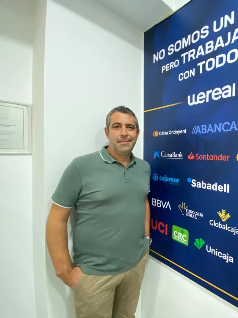 Andrés Broullón, CEO de Wereal, listo para atender consultas de hipotecas y compraventas en Alicante