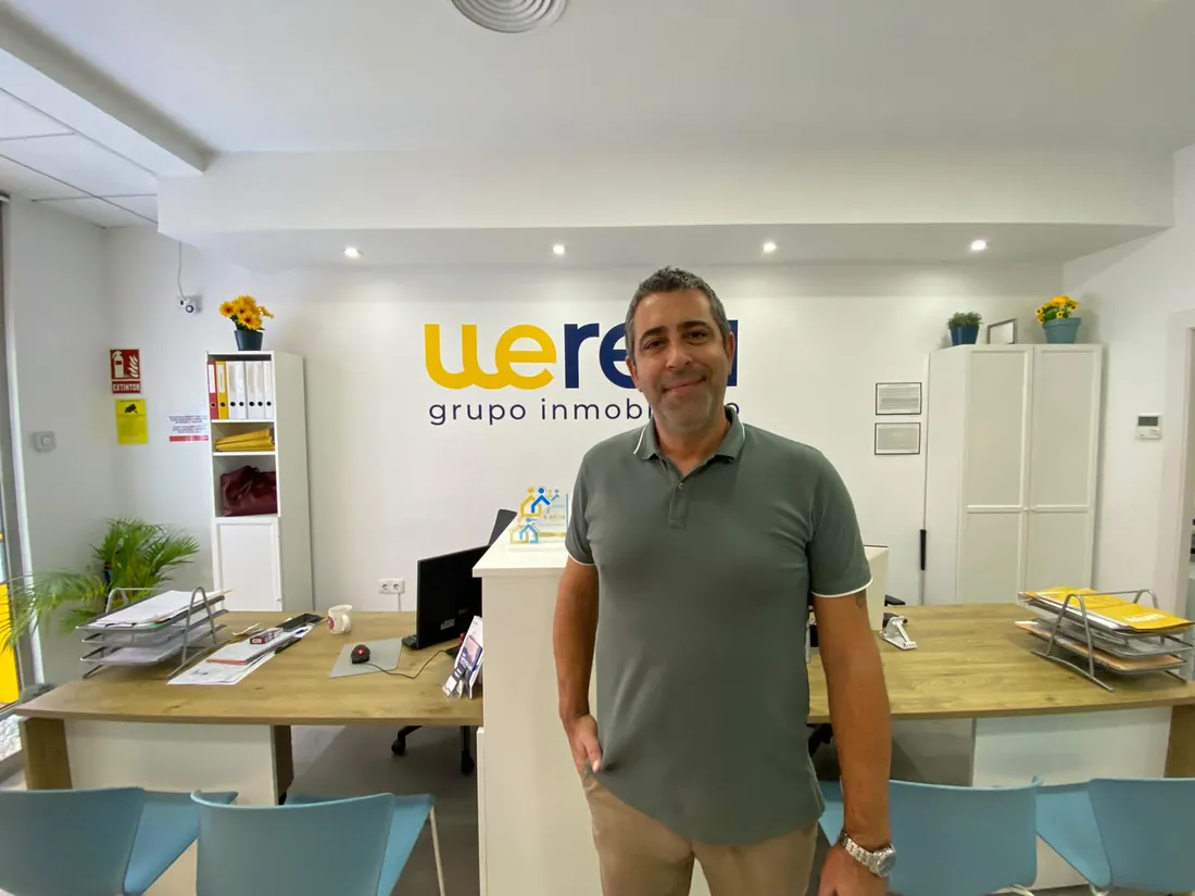 Andrés Broullón en la oficina de Wereal Grupo Inmobiliario en Alicante