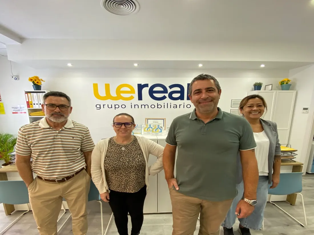 Andrés Broullón con parte del equipo de Wereal Grupo Inmobiliario en la oficina de Alicante