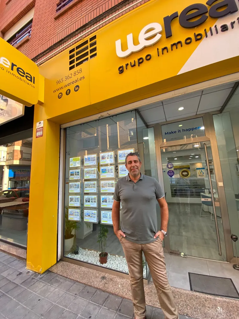 Andrés Broullón, broker hipotecario, en la puerta de la oficina de Wereal en la calle Arquitecto Morell de Alicante