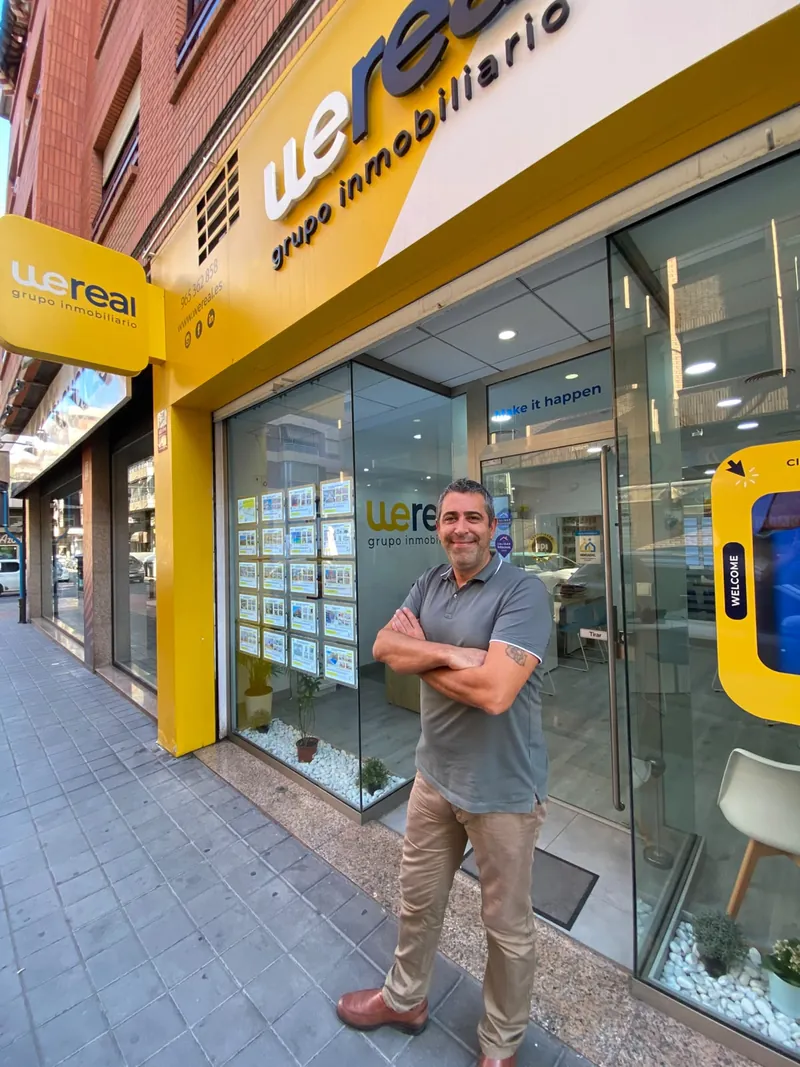 Andrés Broullón, CEO de Wereal, frente a la oficina de Wereal Grupo Inmobiliario en el centro de Alicante